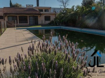 Casa en Venta en Capilla del Señor con parque de 1700 m2 en el casco urbano.