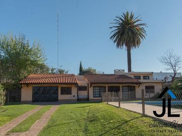 Casa en Venta en Capilla del Señor con parque de 1700 m2 en el casco urbano.