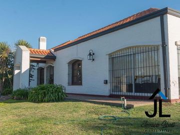Casa en Venta en Capilla del Señor con parque de 1700 m2 en el casco urbano.
