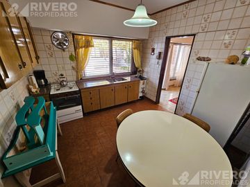 CASA EN VENTA CASTELAR - NUEVO VALOR! - ACEPTA PROPIEDAD EN FORMA DE PAGO