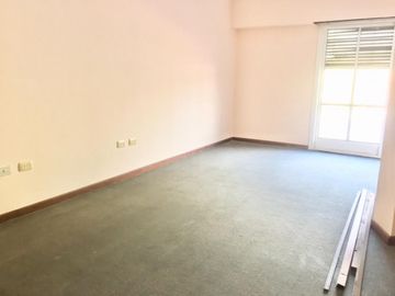 Increible casa de diseÃ±o con mucho parque y pileta !!! Castelar Norte  Acepta permuta en menor valor !!!