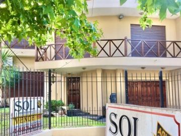 Increible casa de diseÃ±o con mucho parque y pileta !!! Castelar Norte  Acepta permuta en menor valor !!!