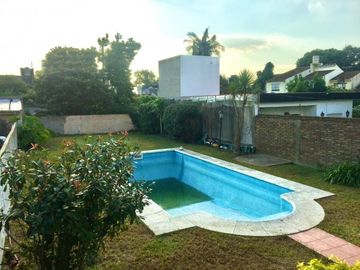 Increible casa de diseÃ±o con mucho parque y pileta !!! Castelar Norte  Acepta permuta en menor valor !!!
