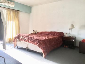 Increible casa de diseÃ±o con mucho parque y pileta !!! Castelar Norte  Acepta permuta en menor valor !!!