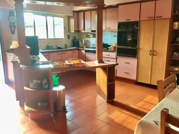 Increible casa de diseÃ±o con mucho parque y pileta !!! Castelar Norte  Acepta permuta en menor valor !!!