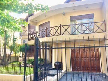 Increible casa de diseÃ±o con mucho parque y pileta !!! Castelar Norte  Acepta permuta en menor valor !!!