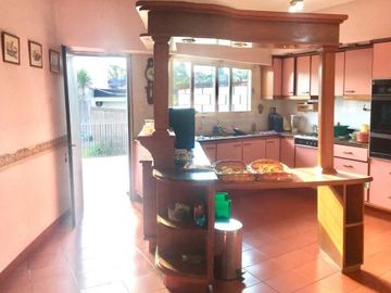 Increible casa de diseÃ±o con mucho parque y pileta !!! Castelar Norte  Acepta permuta en menor valor !!!