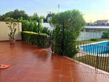 Increible casa de diseÃ±o con mucho parque y pileta !!! Castelar Norte  Acepta permuta en menor valor !!!