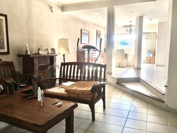 Increible casa de diseÃ±o con mucho parque y pileta !!! Castelar Norte  Acepta permuta en menor valor !!!