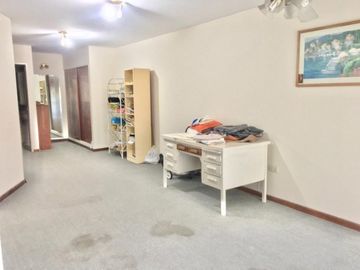 Increible casa de diseÃ±o con mucho parque y pileta !!! Castelar Norte  Acepta permuta en menor valor !!!