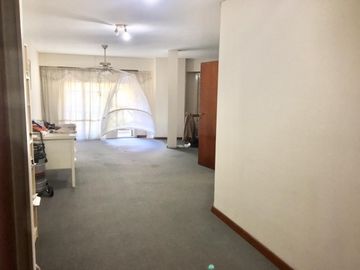 Increible casa de diseÃ±o con mucho parque y pileta !!! Castelar Norte  Acepta permuta en menor valor !!!