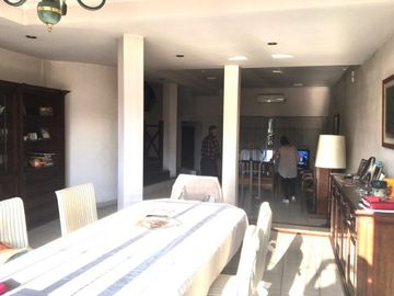 Increible casa de diseÃ±o con mucho parque y pileta !!! Castelar Norte  Acepta permuta en menor valor !!!