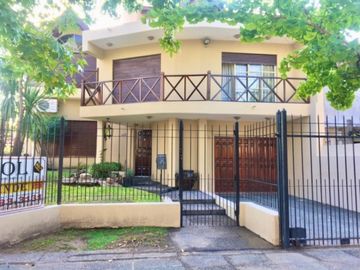 Increible casa de diseÃ±o con mucho parque y pileta !!! Castelar Norte  Acepta permuta en menor valor !!!