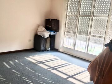 Increible casa de diseÃ±o con mucho parque y pileta !!! Castelar Norte  Acepta permuta en menor valor !!!