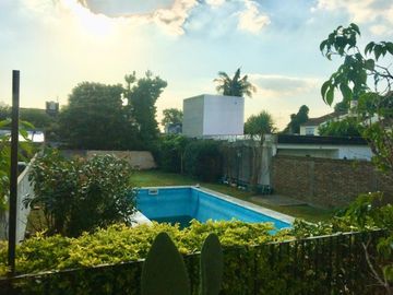Increible casa de diseÃ±o con mucho parque y pileta !!! Castelar Norte  Acepta permuta en menor valor !!!
