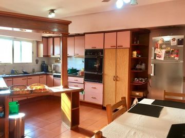 Increible casa de diseÃ±o con mucho parque y pileta !!! Castelar Norte  Acepta permuta en menor valor !!!