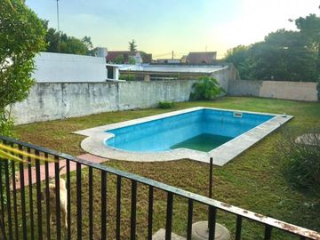 Increible casa de diseÃ±o con mucho parque y pileta !!! Castelar Norte  Acepta permuta en menor valor !!!