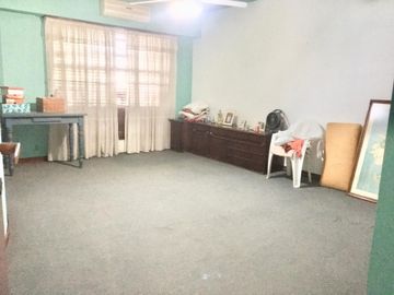 Increible casa de diseÃ±o con mucho parque y pileta !!! Castelar Norte  Acepta permuta en menor valor !!!