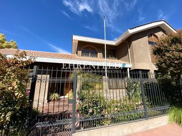 Rebajada! Centro de Los Andes. Casa esquina de 284 m2.