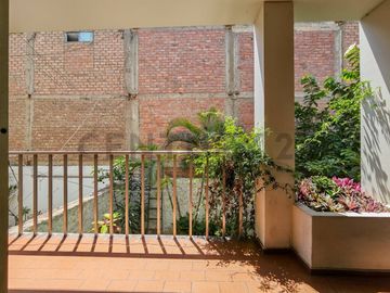 VENDO CASA UBICADA FRENTE A PARQUE EN LOS OLIVOS