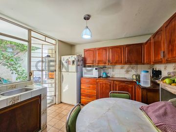 VENDO CASA UBICADA FRENTE A PARQUE EN LOS OLIVOS