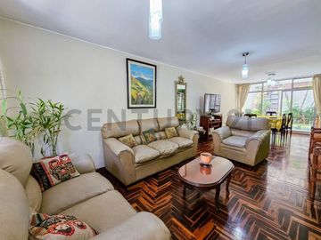VENDO CASA UBICADA FRENTE A PARQUE EN LOS OLIVOS