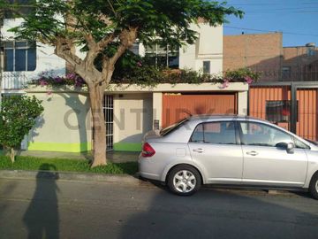 VENDO CASA UBICADA FRENTE A PARQUE EN LOS OLIVOS