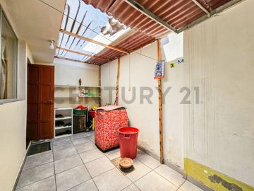 VENDO CASA UBICADA FRENTE A PARQUE EN LOS OLIVOS