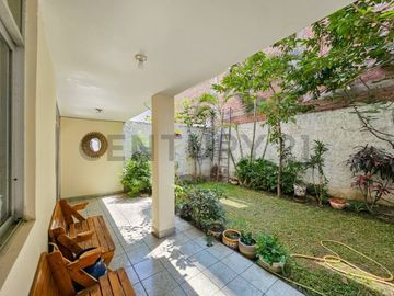 VENDO CASA UBICADA FRENTE A PARQUE EN LOS OLIVOS