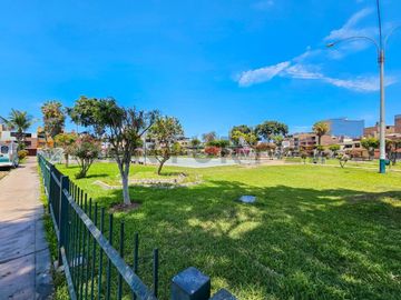 VENDO CASA UBICADA FRENTE A PARQUE EN LOS OLIVOS