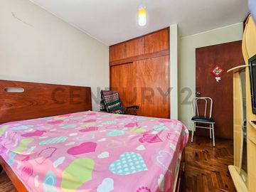 VENDO CASA UBICADA FRENTE A PARQUE EN LOS OLIVOS