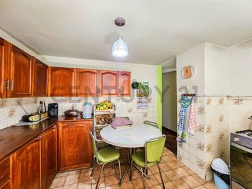 VENDO CASA UBICADA FRENTE A PARQUE EN LOS OLIVOS