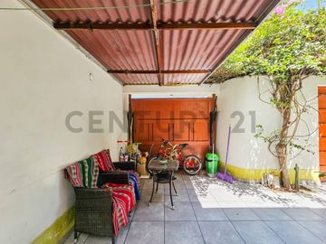 VENDO CASA UBICADA FRENTE A PARQUE EN LOS OLIVOS