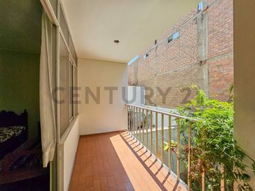 VENDO CASA UBICADA FRENTE A PARQUE EN LOS OLIVOS