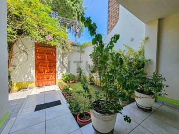 VENDO CASA UBICADA FRENTE A PARQUE EN LOS OLIVOS