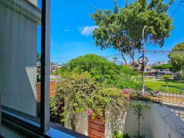 VENDO CASA UBICADA FRENTE A PARQUE EN LOS OLIVOS