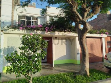 VENDO CASA UBICADA FRENTE A PARQUE EN LOS OLIVOS