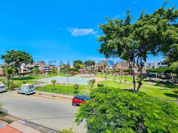 VENDO CASA UBICADA FRENTE A PARQUE EN LOS OLIVOS