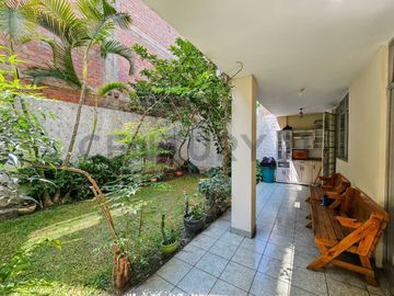 VENDO CASA UBICADA FRENTE A PARQUE EN LOS OLIVOS