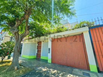 VENDO CASA UBICADA FRENTE A PARQUE EN LOS OLIVOS