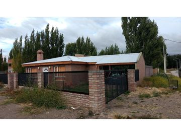 Casa de 4 Ambientes y hermoso parque en Los Antiguos, Santa Cruz