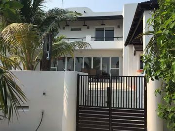 Magnífica y espaciosa casa en venta frente al mar en Sisal