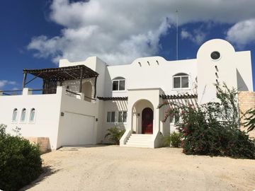 Magnífica y espaciosa casa en venta frente al mar en Sisal
