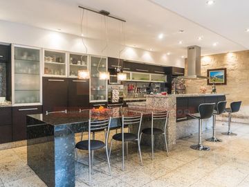 Casa con parque y piscina Lanús Oeste