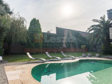 Casa con parque y piscina Lanús Oeste