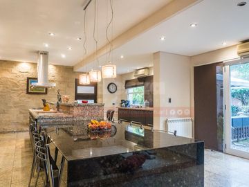 Casa con parque y piscina Lanús Oeste