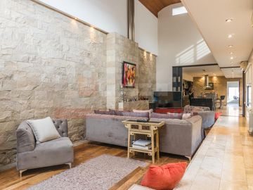 Casa con parque y piscina Lanús Oeste