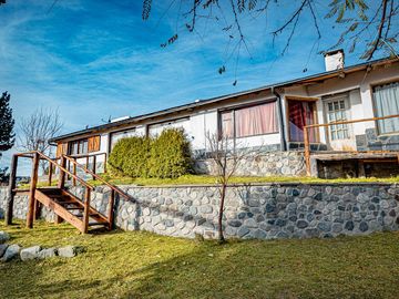 CASA 6 AMBIENTES - BARRIO RESIDENCIAL - EN ESQUINA - EPUYEN - CHUBUT