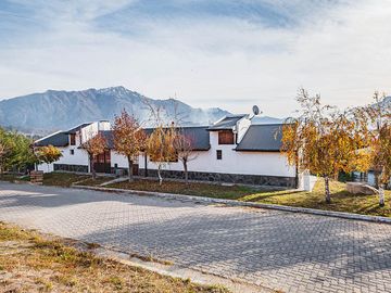 CASA 6 AMBIENTES - BARRIO RESIDENCIAL - EN ESQUINA - EPUYEN - CHUBUT