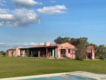 EXCELENTE CASA SOBRE CHACRA DE 5 Has en el Chaja